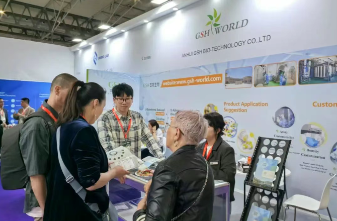 展會現(xiàn)場為客戶介紹公司產品